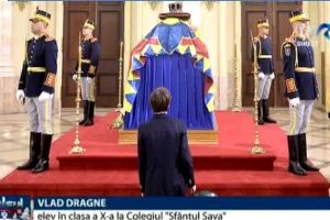 Fotografia care a facut inconjurul lumii. Elevul care a ingenunchiat la catafalcul Regelui Mihai a explicat la TVR gestul lui