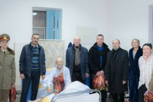 Militarii veterani au dus cadouri pacienţilor de la oncologie şi boli cronice (FOTO)