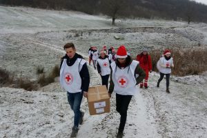 Elevi şi profesori, voluntari la Crucea Roşie Lechinţa: ”Cumpără şi dăruieşte” (FOTO)