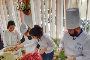 „Culinariada” la Râşnov. Elevii au învăţat să facă „fine dining” cu produse locale
