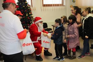 FOTO: Peste 200 de copii din toate centrele de zi şi de recuperare din Alba Iulia au primit vizita celui mai darnic Moş din an