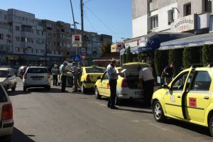Taximetriştii, verificaţi de poliţiştii locali