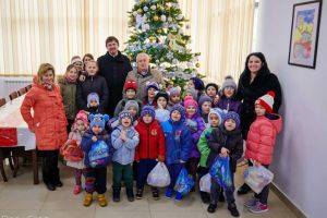 Cadouri dulci oferite de administraţia rădăuţeană copiilor din municipiu