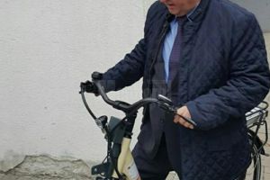 Primarul Ion Lungu a testat bicicletele electrice cumpărate din fonduri elveţiene