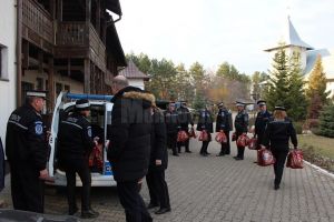 Poliţia Locală Suceava a împărţit cadouri de Crăciun pentru zeci de copii nevoiaşi