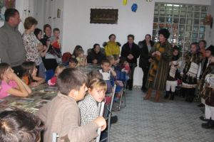 Centrul de plasament ”Visătorii” din Fundu Moldovei a primit cadouri de la elevii din Vama