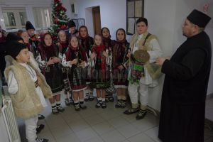 Un grup de elevi de la Liceul Tehnologic Cajvana a colindat ieri redacţia Monitorului de Suceava