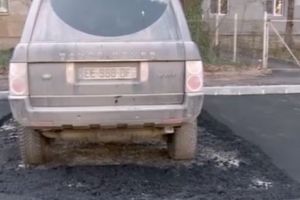 Parcare asfaltată în jurul unei maşini parcate. Unde s-a întâmplat ”minunea”