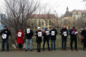 Va vedem la sediul PSD Timis. Cateva zeci de persoane protesteaza in tacere