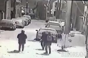 Distracţie nocturnă: Trei adolescenţi au transformat panoul publicitar al unui magazin din Oradea în... trambulină (VIDEO)