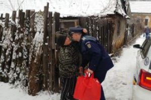 Daruri oferite de politistii baimareni in prag de Craciun