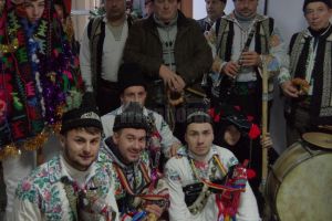 Formaţia lui Cucoş din Fântânele a adus spiritul sărbătorilor la Monitorul de Suceava