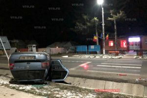 Trei oameni, la un pas să fie spulberaţi de un şofer de 22 de ani. Accidentul, filmat. VIDEO