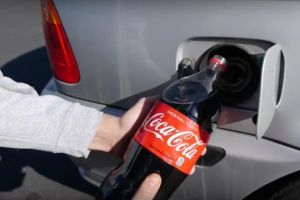 A turnat 2 litri de Coca-Cola in rezervorul masinii, apoi s-a urcat la volan. Ce-a urmat