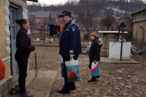 Poliţiştii Secţiei 2 Poliţie Rurală Moineşti şi cei din Bârsăneşti mai aproape de copiii nevoiaşi