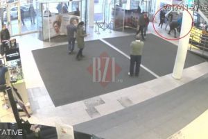 Fiii unui interlop din Iaşi, filmaţi cum lovesc cu brutalitate un tânăr, într-un mall. VIDEO