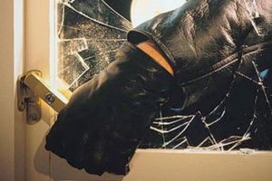 Doi minori, prinşi de poliţişti, după ce au spart trei case, iar uneia chiar i-au dat foc!