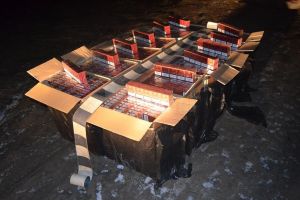 Aproape 6.000 de pachete de ţigări de contrabandă descoperite în apropierea graniţei cu Ucraina