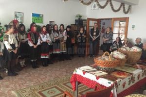 Bătrânii de la Căminul „Victor” din Ilişeşti, colindaţi de elevii Școlii Ciprian ...