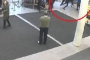 VIDEO: Fiii unui interlop l-au snopit in bataie pe un tanar intr-un mall din Romania