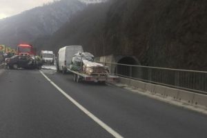 Accident mortal pe Valea Oltului, la Câineni. O maşină a luat foc