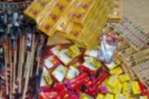 A crezut că se îmbogăţeşte din vânzarea de petarde şi artificii