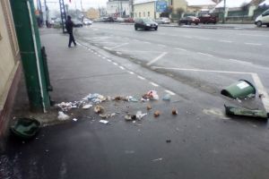 Cos de gunoi aruncat in aer de vandali, langa sediul RATT