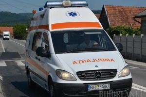 Atacaţi cu toporul: Un echipaj al Ambulanţei Bihor a fost agresat în colonia de romi din Tinca