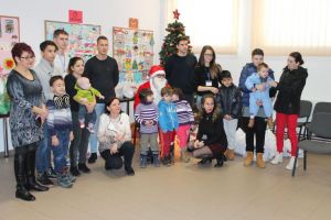 FOTO: Bucurii pentru copii, părinţi şi bunici, de la clubul Rotaract Alba Iulia