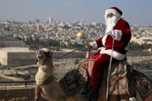 La Ierusalim Moş Crăciun a renunţat la sanie şi vine călare pe cămilă  