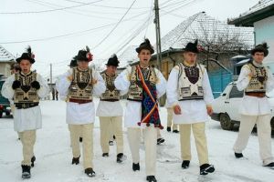 Tradiţii de Crăciun de pe valea Mureşului: Rolul cetei de feciori în organizarea colindatului