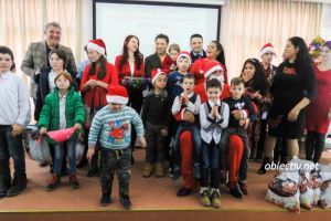 Moş Crăciun a venit cu cadouri la copiii de la Centrul Logo-Pici Ialomiţa