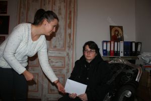 Banii adunaţi din vânzarea brăduţilor au ajuns la îndoliata familie Petruţ