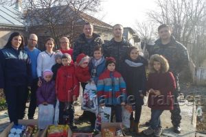GALERIE FOTO: Poliţiştii vrânceni, mesageri ai lui Moş Crăciun