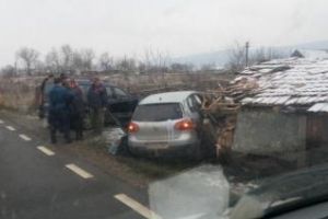 CLUJ: Graba, neatenţia şi condiţiile de drum fac victime! O şoferiţă a ajuns la spital după ce s-a răsucit cu maşina FOTO