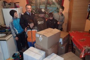 FOTO. Cadouri de la pompieri pentru o familie cu 10 fraţi