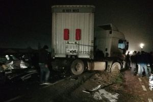BREAKING NEWS/ ACCIDENT cu trei maşini şi un TIR, lângă Arad! Intervin SMURD şi Inspectoratul pentru Situaţii de Urgenţă