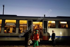 Sute de oameni l-au aşteptat pe Moş Crăciun la Pucioasa! Acesta a venit cu Săgeata Albastră