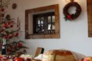 Crăciun în Caraş-Severin: foc de tabără, pomana porcului, ţuică fiartă şi pâine cu untură