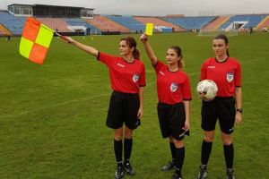 Uite cine fluieră! Trei tinere şi frumoase bihorence fac legea într-o lume a bărbaţilor, ca arbitre de fotbal (FOTO)