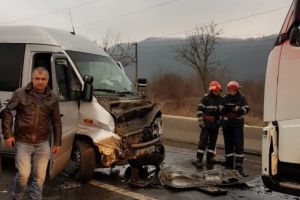 Mintia. Trei persoane rănite grav într-un accident dintre un microbuz cu pasageri şi un TIR, pe DN 7