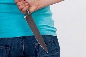 Femeie din Aiud trimisă în judecată pentru tentativă de omor: A înjunghiat un bărbat cu un cuţit!