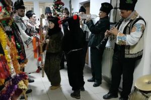 Tradiţiile sărbătorilor de iarnă, cu Formaţia lui Cucoş din Fântânele