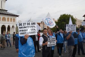 Peste 100 de sindicalişti Cartel Alfa Gorj au pichetat Prefectura Gorj: ”Voi daţi afară tinerii din ţară!”