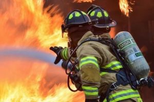 Vaslui: Incendiu puternic la un depozit de deşeuri de fibră de sticlă