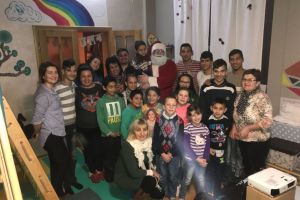 Petreceri de Moş Crăciun pentru zeci de copii asistaţi social din Alba Iulia, Blaj şi Teiuş