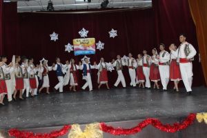 Spectacol caritabil de Craciun la Liceul Teoretic Anghel Saligny din Cernavoda. Banii adunati, donati unei eleve din clasa a VI-a