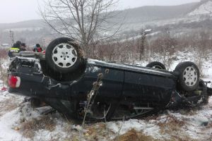 FOTO – Patru răniţi pe DN1 la Cristian. Maşină răsturnată din cauza vitezei