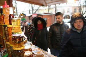 Mâncarea tradiţională are tot mai mulţi adepţi. Pentru produse locale s-a stat la coadă (FOTO)