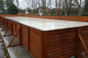 Patinoarul sintetic de peste 100.000 de euro sta gol de Craciun, la Timisoara